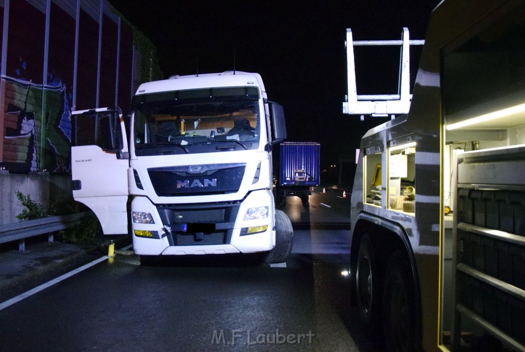 LKW Verfolgung A 3 Rich Oberhausen gestellt mit Nagelbrett Hoehe AS Koeln Dellbrueck P05.JPG - Miklos Laubert